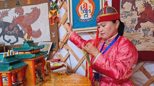 Оёдол бүртээ өв соёлоо шингээсэн удам дамжсан уран хатгамалч